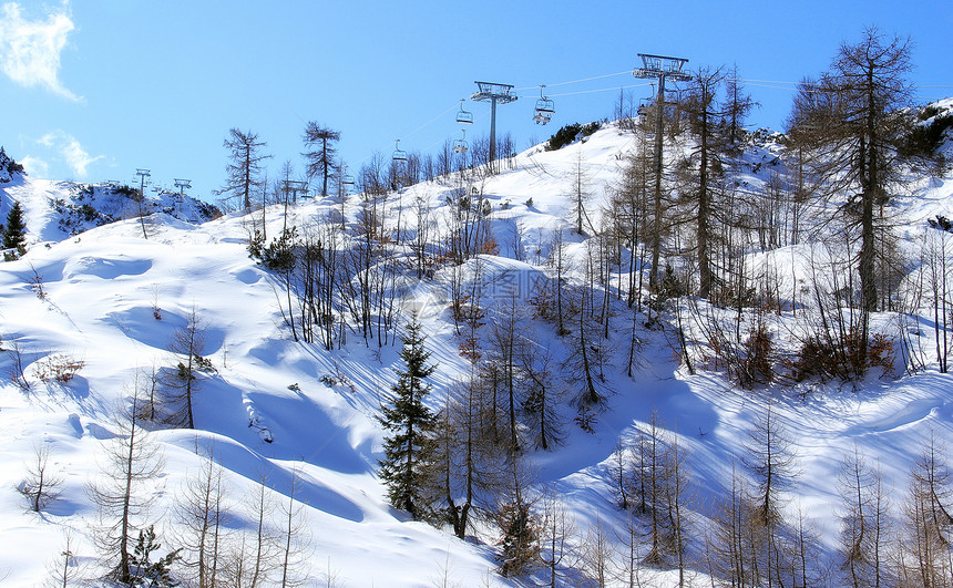 滑雪电梯蓝色天空顶峰全景娱乐旅行降雪森林场景季节图片