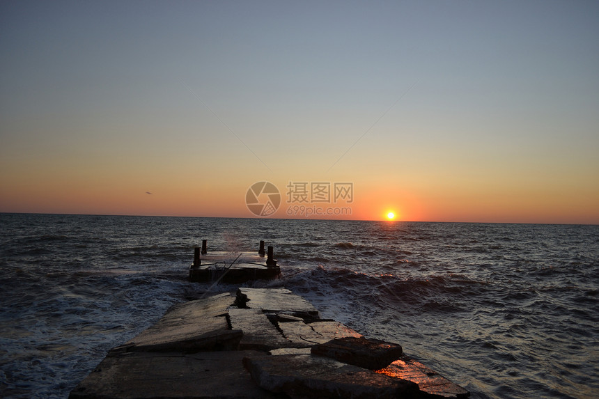 黑海日落太阳橙子地平线海岸飞溅天空小路场景波浪码头图片
