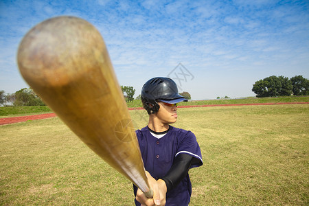 拿着棒球棒的棒球运动员玩家男人皮革娱乐生活闲暇训练竞赛旋转运动背景图片