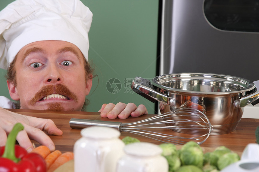 带着锅子的有趣的年轻厨师美食蔬菜工人白色烤箱男人帽子服务职业乐趣图片