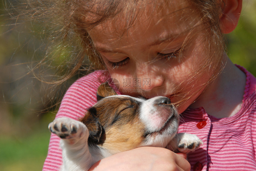 小女孩和小狗狗女孩伴侣小狗犬类婴儿动物睡眠宠物图片