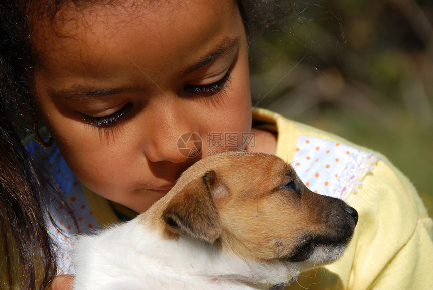 小女孩和小狗狗伴侣动物婴儿犬类女孩睡眠小狗宠物图片