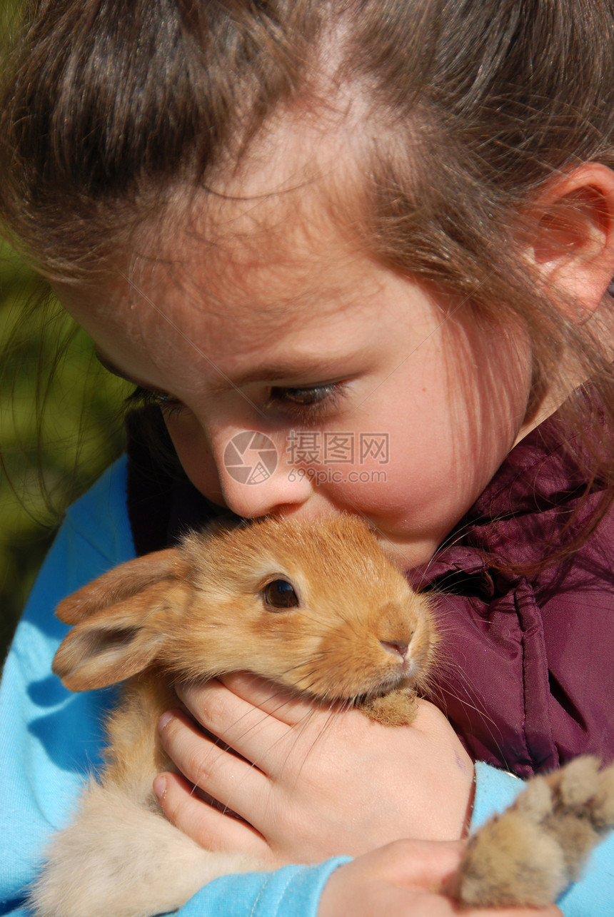 小女孩和她的兔子棕色动物朋友伴侣婴儿乡村接吻宠物女孩友谊图片