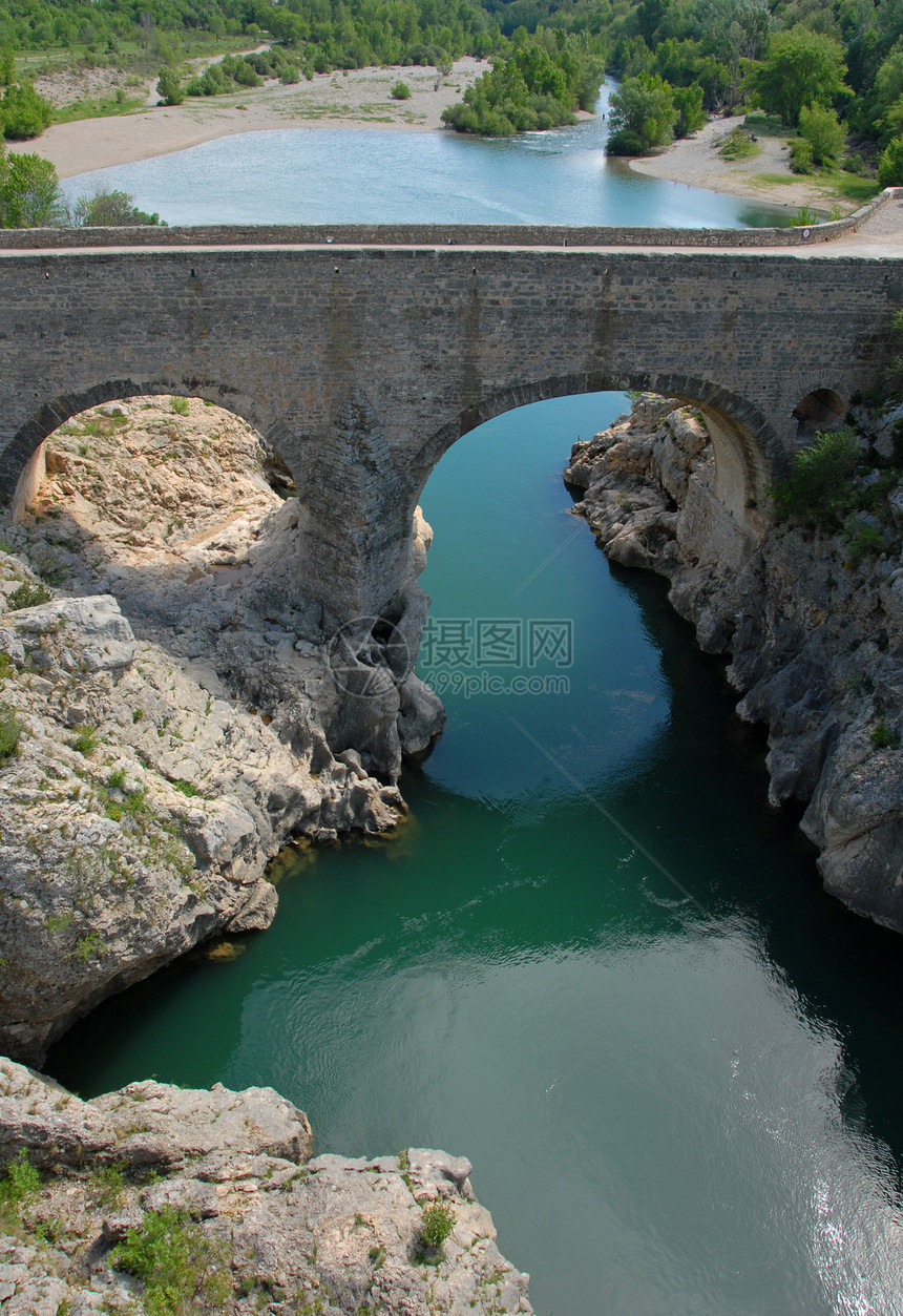 魔鬼桥侵蚀蓝色山沟岩石峡谷旅游图片