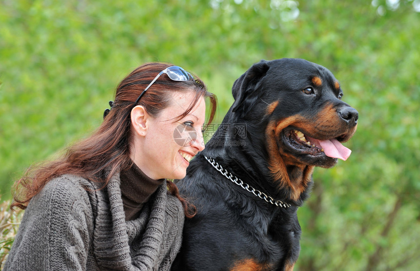 年轻女子和她的狗微笑动物黑色朋友犬类长发白色幸福友谊宠物图片