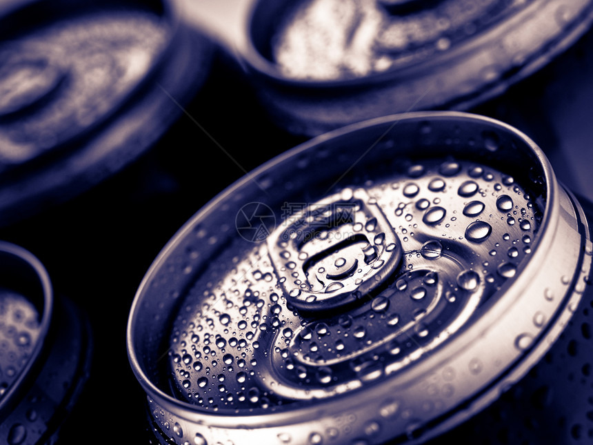 啤酒罐戒指金属调子啤酒苏打黑色反射蓝色水滴工作室图片