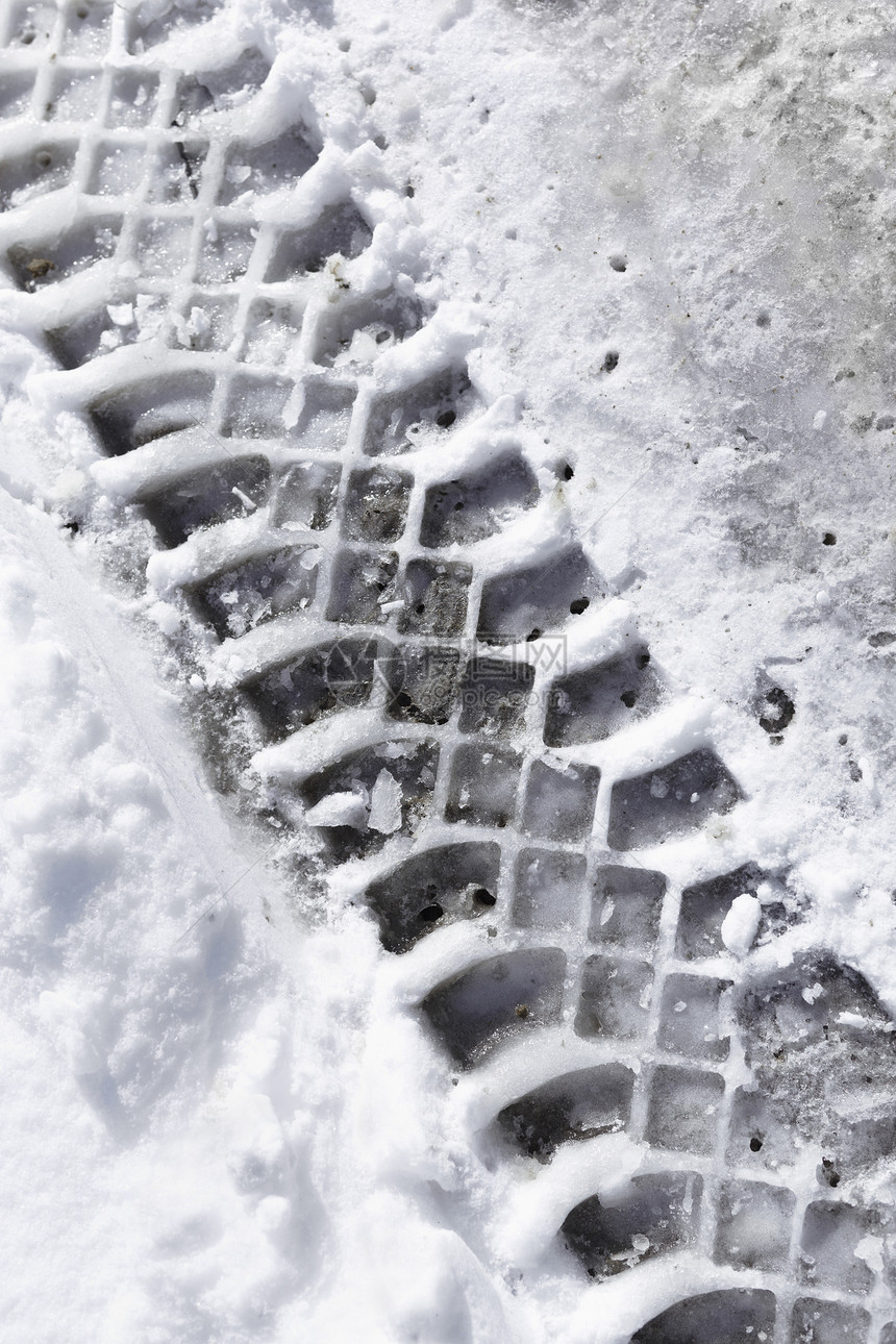 积雪中的轨迹小路车轮白色打印脚印烙印踪迹地形痕迹运输图片