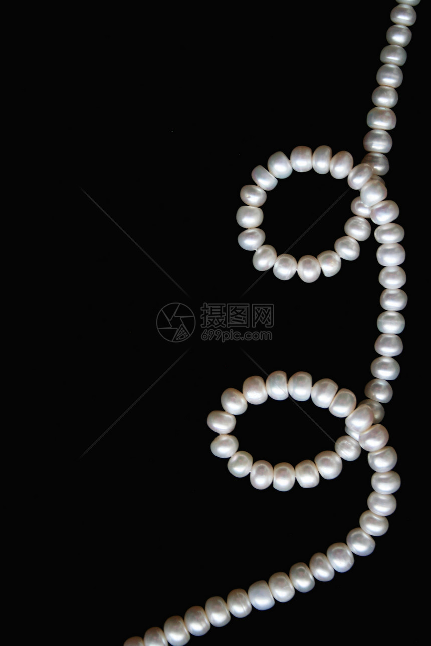 黑色丝绸上的白珍珠作为背景象牙魅力天鹅绒项链女性展示细绳珠子礼物奢华图片