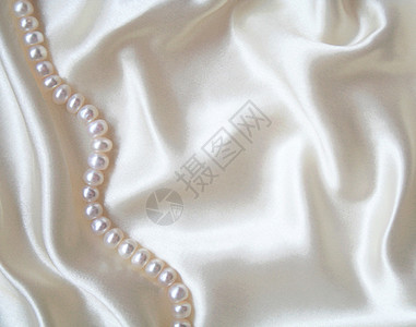 以珍珠为婚礼背景的平滑 优雅的白丝绸版税寝具折痕新娘奢华材料曲线布料生产投标背景图片