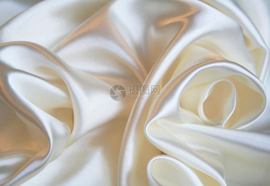平滑优雅的白色丝绸作为背景纺织品布料婚礼反光银色曲线投标新娘织物材料图片