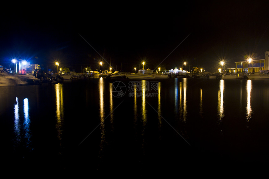 在码头的夜间反射图片