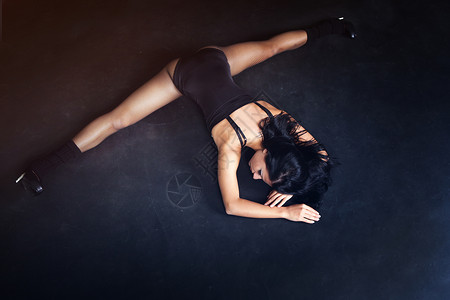 舞蹈女女孩身体工作室舞蹈家运动深色背景图片