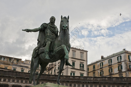 圣弗朗切斯科迪保拉Piazza 普勒比西托雕像教会柱子广场大教堂建筑学遗产旅行地标圆顶背景