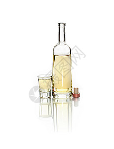 白葡萄酒白酒酒杯酒精软木瓶子反射饮料饮食玻璃高清图片