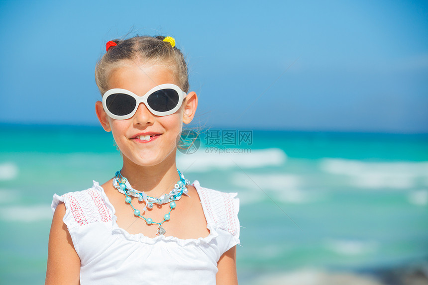 美丽的快乐笑笑的海边度假女孩女士海景太阳地平线眼镜太阳镜海洋假期幸福海岸线图片