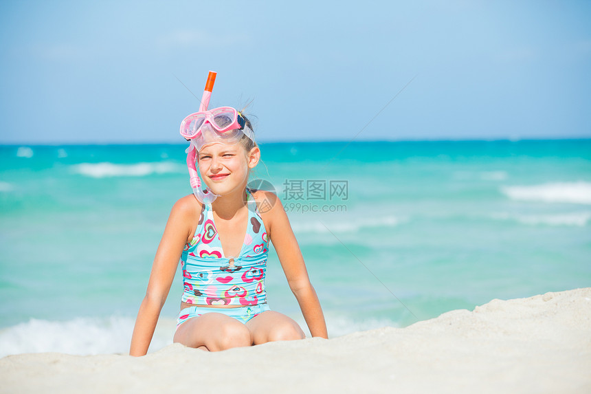 一个带着面罩的可爱女孩幸福呼吸管男性游泳者童年孩子闲暇行动浮潜面具图片