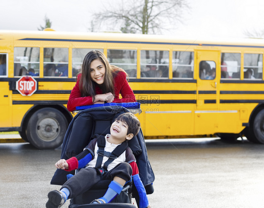 由校车轮轮椅上残疾兄弟的姐姐微笑公共汽车矫形鞋孩子脑瘫机动性需求幼儿园乐趣混血图片