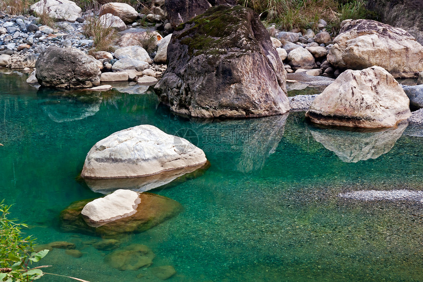 溪流  一个小瀑布白色苔藓岩石绿色风景图片