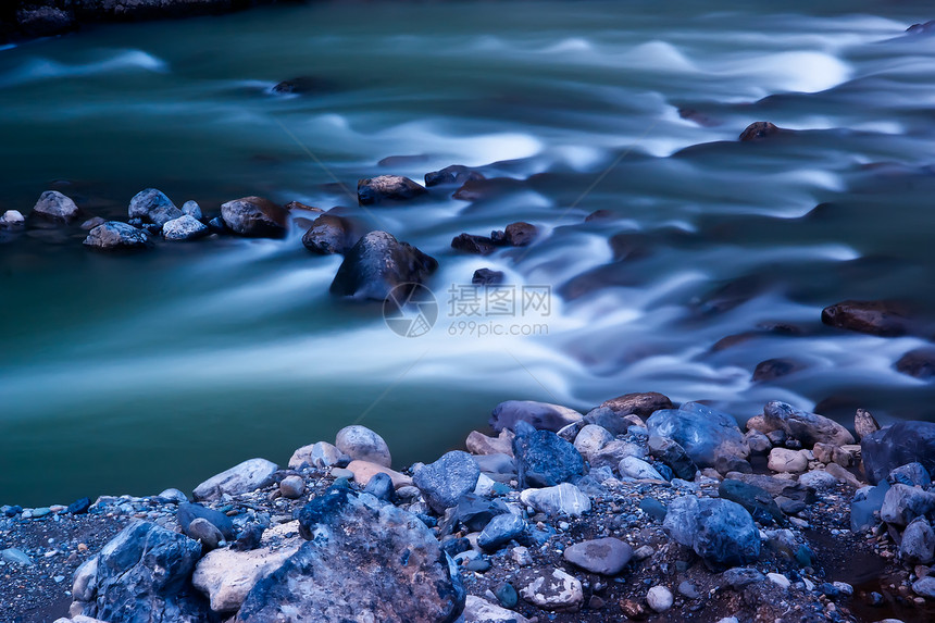 溪流  一个小瀑布苔藓绿色风景岩石白色图片