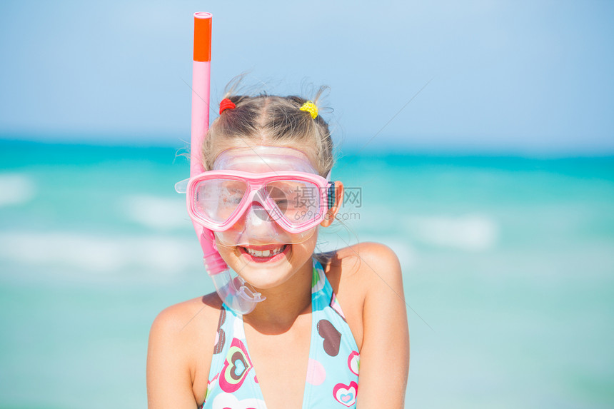 一个带着面罩的可爱女孩潜水行动蓝色脚蹼孩子童年男性游泳者假期潜水员图片
