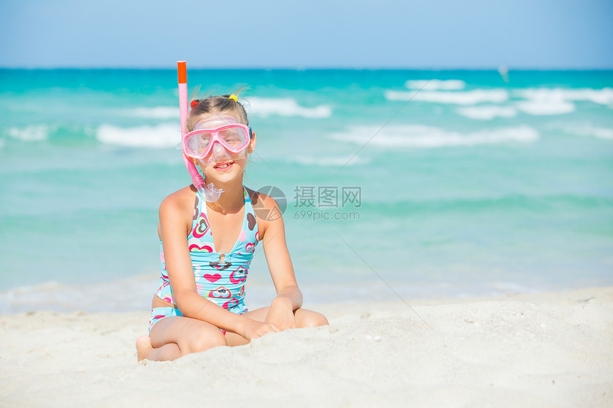 一个带着面罩的可爱女孩闲暇玫瑰运动潜水冲浪海洋享受浮潜潜水员童年图片