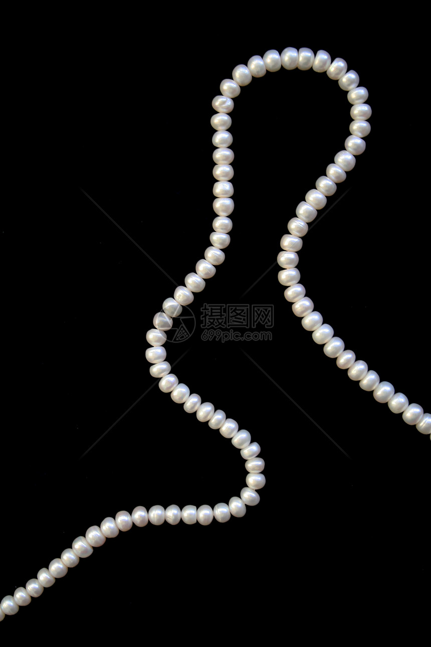 黑色丝绸上的白珍珠作为背景光泽度礼物项链珠子细绳宝藏天鹅绒手镯首饰珠宝图片