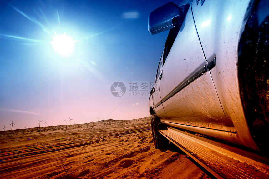 沙漠卡车晴天土地踪迹越野地平线太阳越野车公用事业天空运动图片