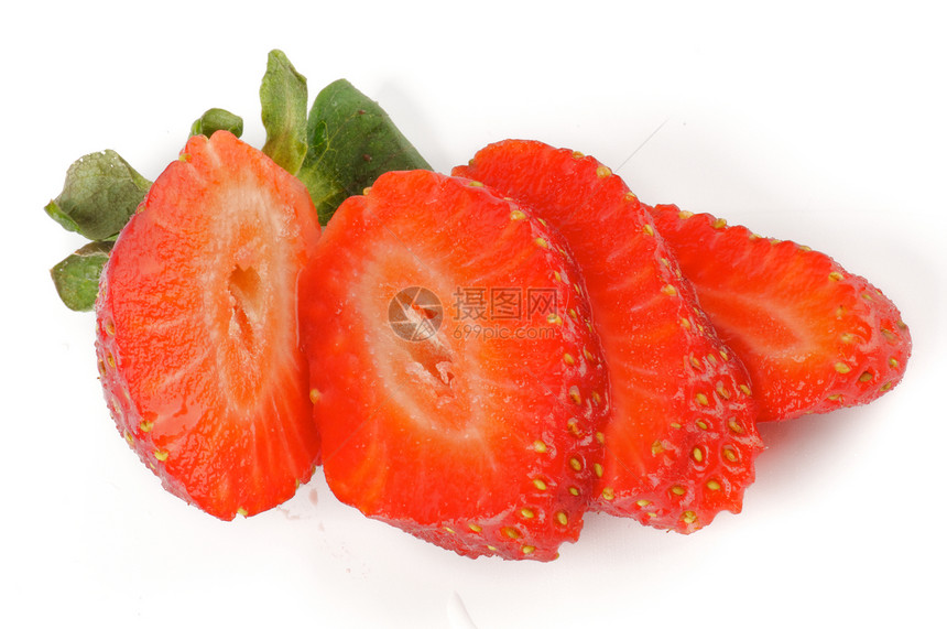 新鲜的里普完美草莓叶子反射食物健康饮食影棚宏观红色水果绿色横截面图片