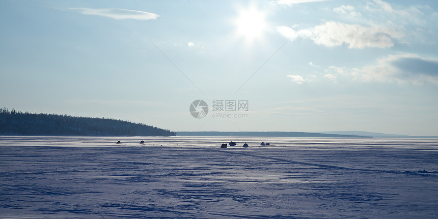 太阳在冰冻的湖上森林反射池塘白色气候帐篷天空场景城市天气图片