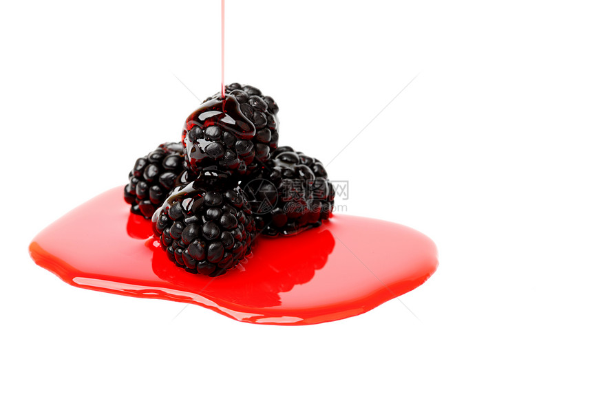 糖浆中的黑莓堆甜点流动液体浆果养分水果饮食植物群宏观橙子图片