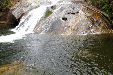瀑布岩石旅游目的地摄影飞溅溪流荒野风景背景图片