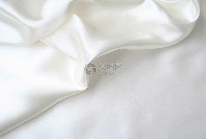 平滑优雅的白色丝绸作为背景涟漪投标曲线海浪纺织品织物布料材料折痕银色图片