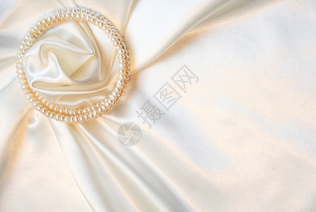以珍珠为婚礼背景的平滑 优雅的白丝绸投标版税涟漪衣服新娘织物曲线布料纺织品折痕背景图片