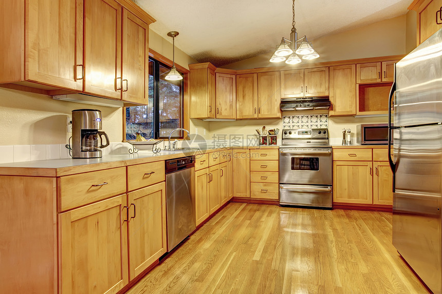 黄色温暖的木柴厨房和新楼层图片