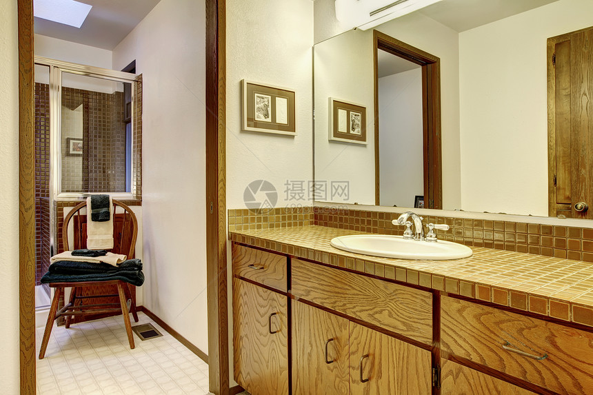 过时的棕色简单的洗手间 一个水槽图片
