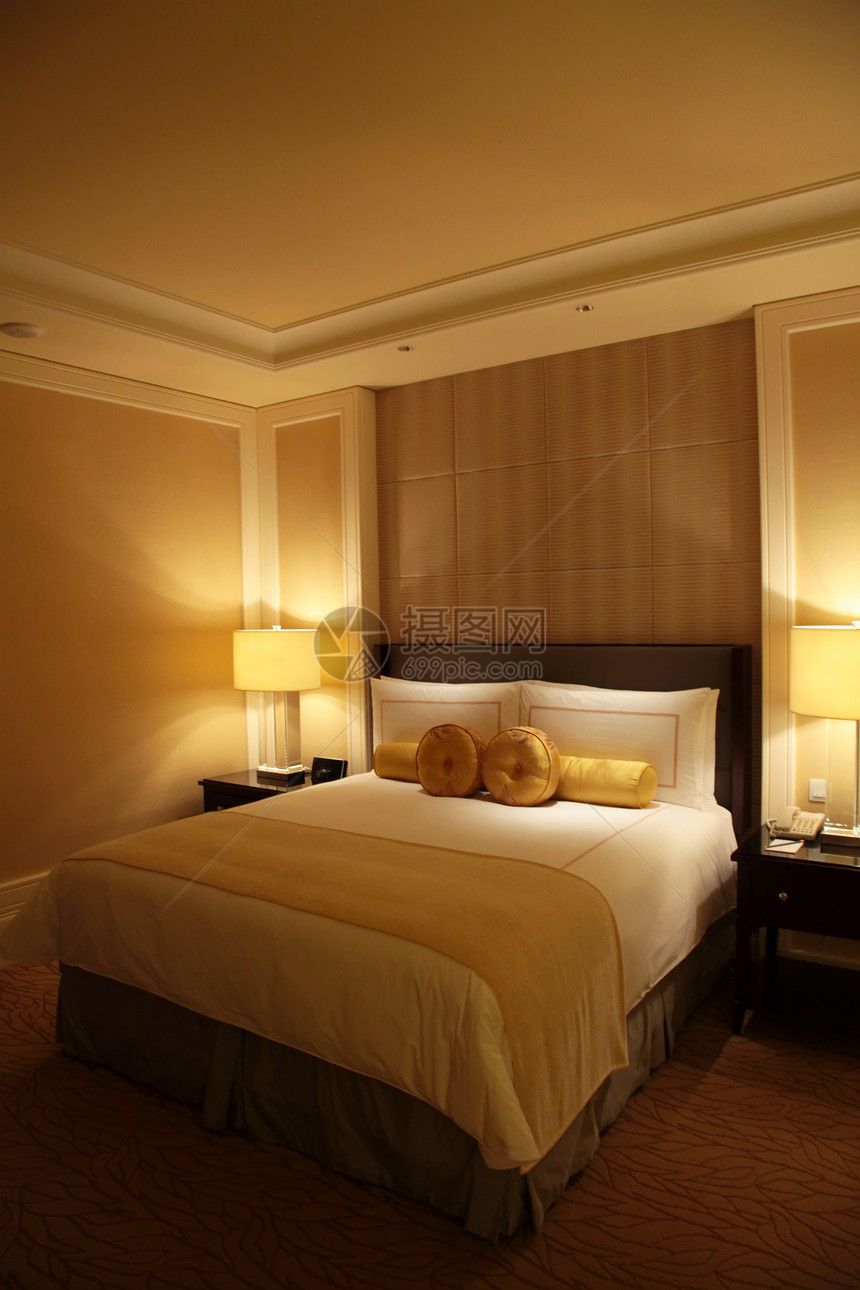 豪华酒店房间枕头旅游桌子床垫温暖床头板陈列柜装潢床单假期图片