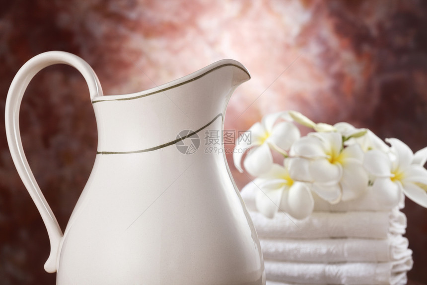 牛奶浴静物毛巾牛奶浴芳香疗法白色场景鸡蛋花花瓶温泉图片