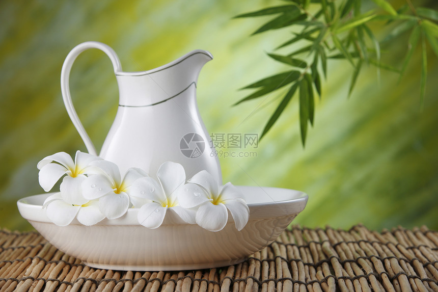 牛奶浴温泉按摩生活毛巾场景花瓶叶子白色卵石竹子图片