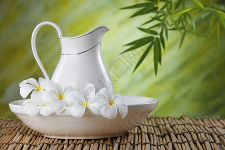 牛奶浴温泉按摩生活毛巾场景花瓶叶子白色卵石竹子背景图片