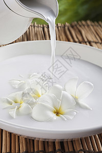 弗朗比帕尼牛奶浴热带牛奶鸡蛋花植物黄色白色温泉静物花瓣背景图片