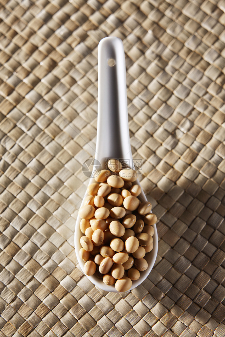有豆子的勺子遗传学家种子纤维大豆黄色白色豆腐营养宏观豆类图片