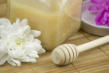 蜂蜜锅美丽玻璃紫色疗法身体牛奶浴室椰子化妆品毛巾背景图片