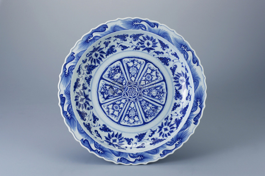 古董制品玻璃盘子装饰植物风格花瓣花朵蓝色历史图片