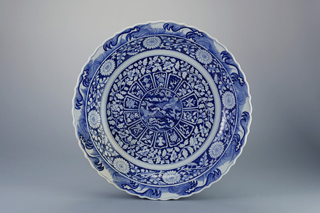 古董制品盘子陶瓷花朵风格装饰瓷器商品历史蓝色背景图片