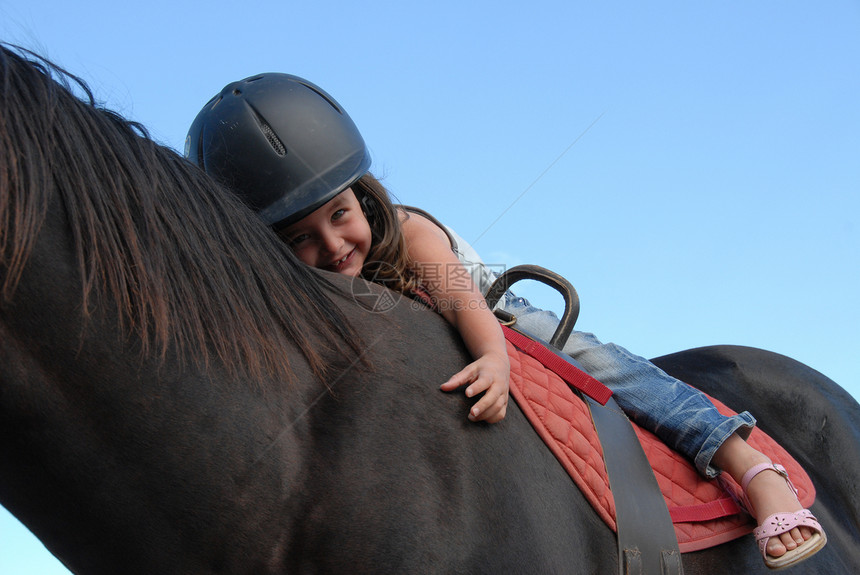 骑着小女孩的孩子们小马电压运动孩子鬃毛幸福家庭牛仔裤骑马图片