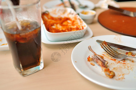 空盘牌盘子用餐刀具桌子肉汁背景图片