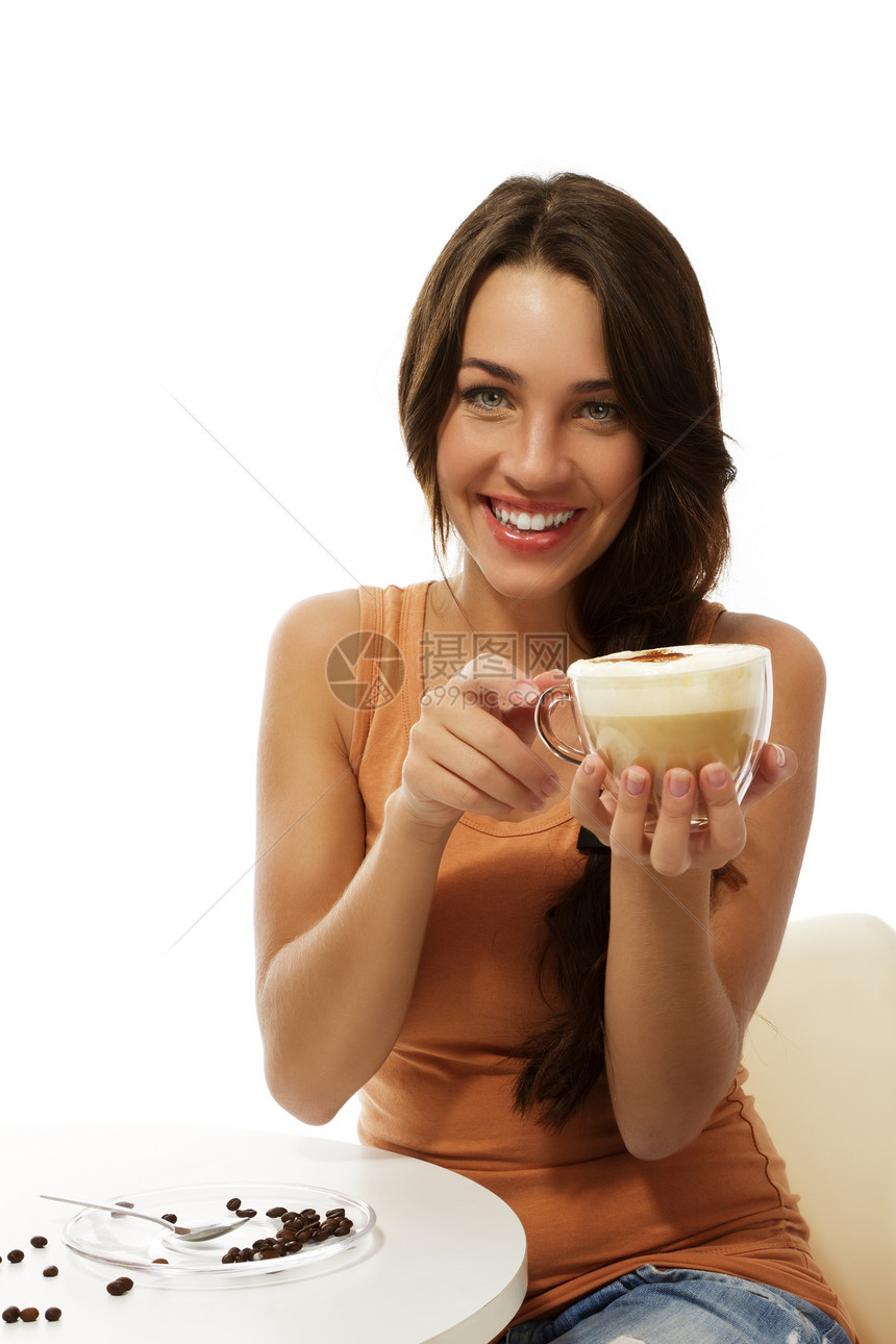 快乐的年轻女士 一个咖啡卡布奇诺咖啡坐在桌子上图片