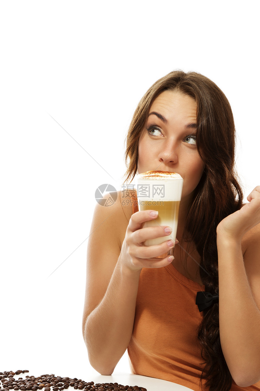 喝着拿铁咖啡的年轻女子 抬头看着图片