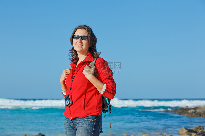 背着背包的年轻女子运动员运动蓝色女士成人爱好地平线享受天空眼镜图片