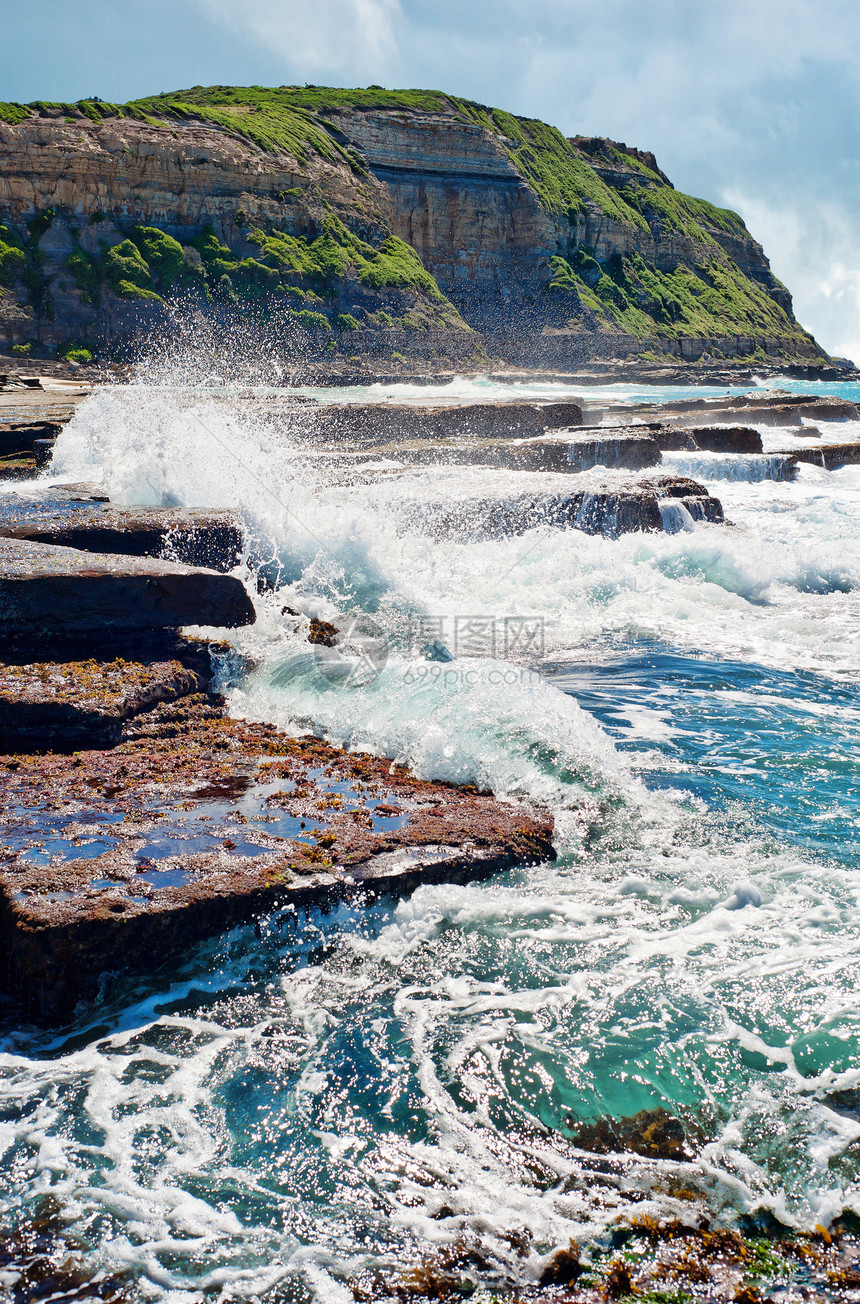 海岸上岩石的海浪溅射弹性风景波浪海岸线图片